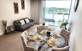 Spacious River View Escape With Free Secure Park - 2Br, 2Ba And Sofa Bed
